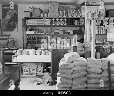 WALKER EVANS (1903-1975), photographe américain. L'une de ses photos de FSA un magasin général à Moundville, New York, juillet 1936. Photo : FSA Banque D'Images