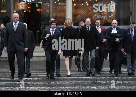 Claire Blackman, l'épouse d'Alexander Blackman, arrive à la Haute Cour dans le centre de Londres, où le Royal Marine sergent, qui purgent une peine après avoir été reconnu coupable du meurtre d'un chasseur afghans blessés dans la province de Helmand en 2011, met au défi sa condamnation. Banque D'Images