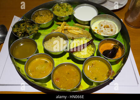 South Indian Thali végétarien sur une feuille de bananier underliner dans une plaque en acier inoxydable et bols Banque D'Images