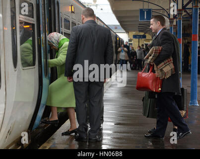 Remarque AUTRE CULTURE La reine Elizabeth II monte à bord d'un train à la gare de King's Lynn dans le Norfolk, en tant qu'elle retourne à Londres après avoir passé la période de Noël à Sandringham House dans la région de North Norfolk. Banque D'Images