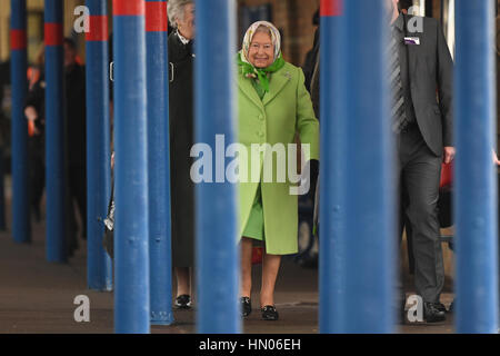 La reine Elizabeth II d'agréables promenades le long de la plate-forme à la gare de King's Lynn dans le Norfolk, en tant qu'elle retourne à Londres après avoir passé la période de Noël à Sandringham House dans la région de North Norfolk. Banque D'Images