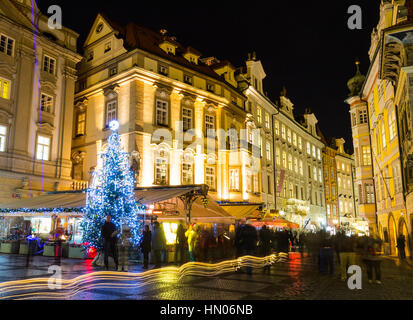 Noël en vieille ville Square (Staromestske namesti) République tchèque : Prague, République Tchèque Banque D'Images