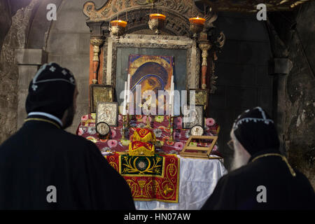 Jérusalem, Israël - 17 novembre 2013 : les prêtres orthodoxes syriens tenir la messe du dimanche dans la chapelle syrienne à côté de Saint Joseph de l'Érythrée tombe dans l'Église Banque D'Images