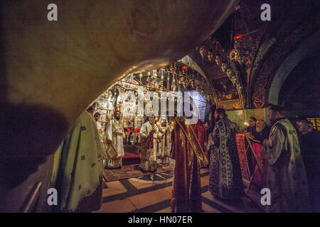 Jérusalem, Israël - 15 novembre 2013 : célébrer la messe des prêtres orthodoxes grecs en face de crucifixion autel dans l'église du Saint-Sépulcre. Tous les privil Banque D'Images