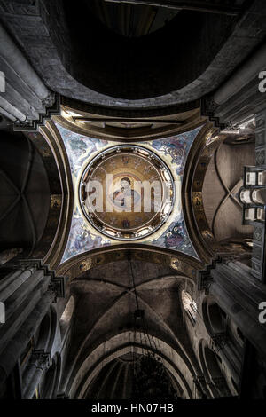 Jérusalem, Israël, le 7 novembre 2013 : un pèlerin allume une bougie dans l'église Saint-Sépulcre à Jérusalem. Banque D'Images