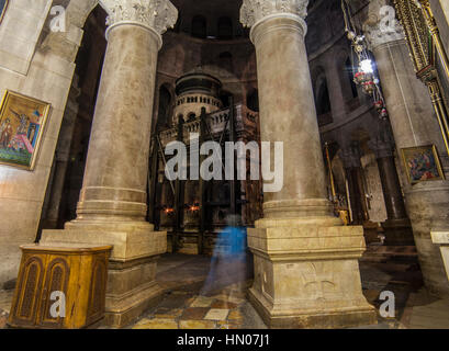 Jérusalem, Israël - 28 octobre 2013 : colonnes de Rotunda qui entourent la chapelle d'édicule, un endroit où l'on croit être la sépulture de Jésus de Naz Banque D'Images