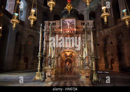 Jérusalem, Israël - 28 octobre 2013 : Chapelle de l'édicule, entouré par la soi-disant rotonde, un lieu que l'on croit être la sépulture de Jésus de Nazar Banque D'Images