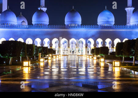 La Grande Mosquée Sheikh Zayed est éclairée la nuit. Abu Dhabi, Emirats Arabes Unis, Moyen Orient Banque D'Images