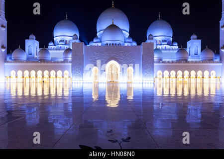 La Grande Mosquée Sheikh Zayed est éclairée la nuit. Abu Dhabi, Emirats Arabes Unis, Moyen Orient Banque D'Images