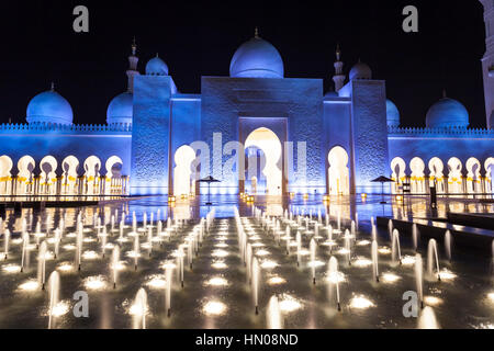 La Grande Mosquée Sheikh Zayed est éclairée la nuit. Abu Dhabi, Emirats Arabes Unis, Moyen Orient Banque D'Images