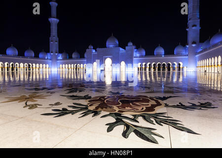 La Grande Mosquée Sheikh Zayed est éclairée la nuit. Abu Dhabi, Emirats Arabes Unis, Moyen Orient Banque D'Images