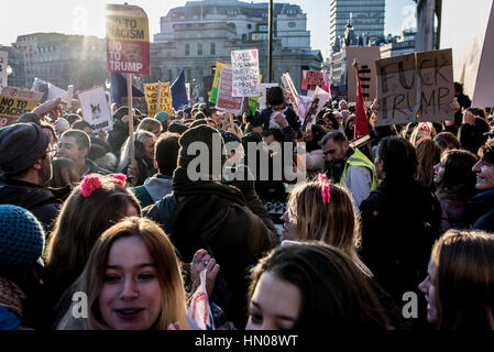 Londres, Royaume-Uni - 21 janvier 2017. Des milliers de personnes qui protestaient à Trafalgar Square tout en participant à la Marche des femmes contre l'atout de Donald appelant à huma Banque D'Images