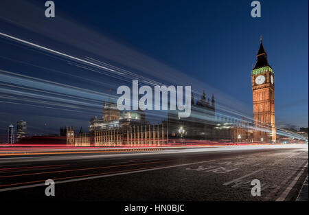 Motion blurred traffic light trails sur le pont de Westminster et des chambres du parlement, Londres, Angleterre, Royaume-Uni, Europe Banque D'Images