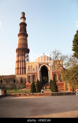 Qutb Minar, à 73 mètres, est le plus haut minaret en maçonnerie en ruines du monde. Qutub Minar et Qutab Minar, New Delhi (photo Copyright © par Saji Maramon) Banque D'Images