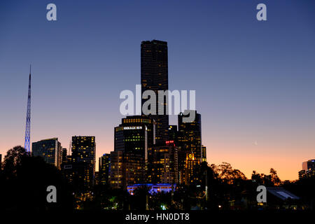 Sur les toits de la ville de Melbourne, Australie, vue de Birrarung Marr à Southbank Banque D'Images