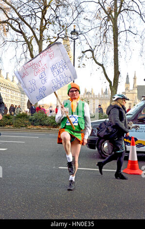 Londres, Royaume-Uni. 5 décembre 2016. Cornelius 'Neil' Horan ( le prêtre danse / le prêtre défroqué - Grand Prix de l'ancien prêtre catholique) reçoit le Banque D'Images