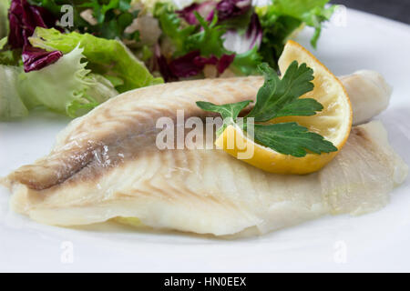 Noyer le poisson Tilapia avec salade Banque D'Images