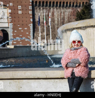 Redécouvrir les choses tout le monde aime à Milan. smiling trendy girl à Milan, Italie Banque D'Images