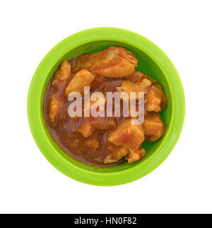 Vue de dessus d'un petit bol vert rempli de morceaux de poulet dans une sauce barbecue épais isolé sur un fond blanc. Banque D'Images