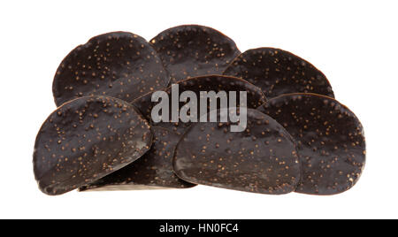 Un groupe de riz chocolat noir Galettes croquantes isolé sur un fond blanc. Banque D'Images