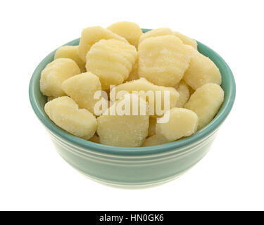 Gnocchi de pommes de terre simple dans un bol vert isolé sur un fond blanc. Banque D'Images