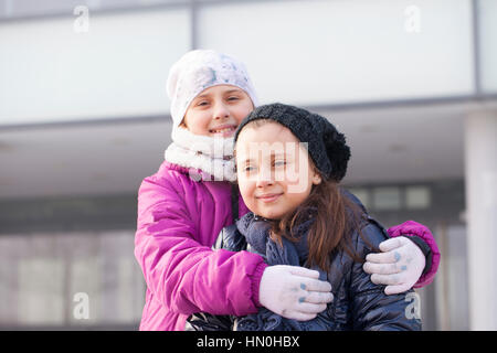 Deux petites filles, avec des plafonds et des foulards jouer Banque D'Images