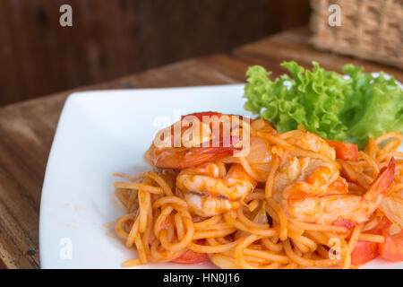 Close up spaghetti sautées et de crevettes avec sauce tomate Banque D'Images