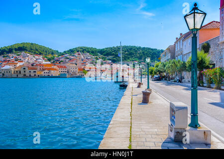 Vue panoramique à petite ville Pucisca sur l'île de Brac, l'Europe l'été. Banque D'Images