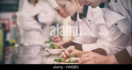 Classe culinaire en cuisine faire des salades en tant qu'enseignant est donnant sur Banque D'Images