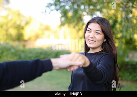 Les femmes s'est entretenu avec bien-aimé après une longue séparation ou de dire au revoir à un être cher, se détendre et de socialiser, aiment passer du temps avec guy. Girl standing in beaut Banque D'Images