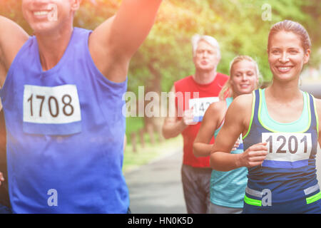 Athlète masculin de marathon de franchir la ligne d'arrivée dans la région de park Banque D'Images