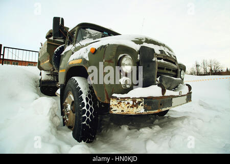 Vieux camion rouillé abandonné dans l'hiver Banque D'Images