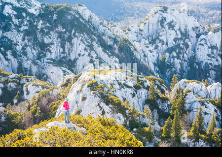 Une femme debout sur le haut de la falaise, le massif du Velebit, Croatie Banque D'Images