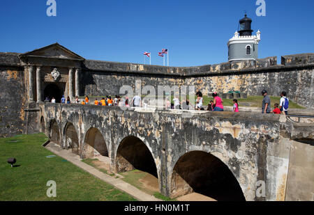 Les gens traverser un pont à l'entrée de la ville historique de la forteresse de San Felipe del Morro à San Juan, Puerto Rico Banque D'Images
