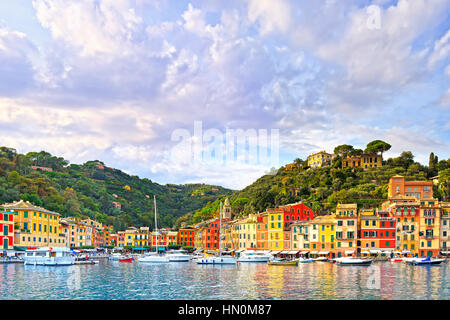 Panorama historique de luxe Portofino. Village et à Little Bay Yacht Harbour. Ligurie, Italie Banque D'Images