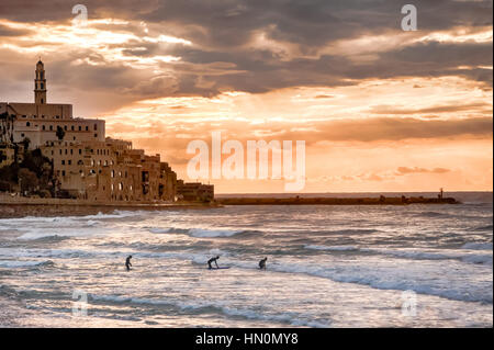 Mer Méditerranée : surfer au coucher du soleil - la vieille ville de Jaffa - Promenade le long de près de Tel Aviv, Israël en janvier. Banque D'Images