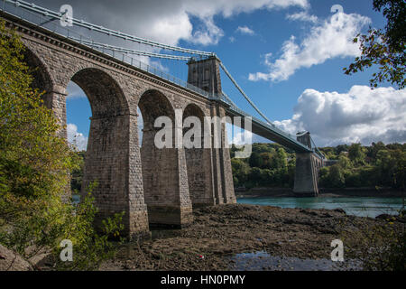 Vue de l'historique pont suspendu de Menai enjambant le détroit de Menai, Gwynnedd, Pays de Galles, Royaume-Uni. Banque D'Images