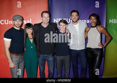 Le cast de Heroes Reborn, de gauche, Ryan Guzman, Kiki Sukezane, Jack Coleman, Robbie Kay, Zachary Levi, et Judi Shekoni arrivent à la presse NBCUniversal Tour à l'APF de 2015 le 13 août 2015 à Beverly Hills, Californie. Photo par Francis Specker Banque D'Images