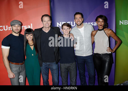 Le cast de Heroes Reborn, de gauche, Ryan Guzman, Kiki Sukezane, Jack Coleman, Robbie Kay, Zachary Levi, et Judi Shekoni arrivent à la presse NBCUniversal Tour à l'APF de 2015 le 13 août 2015 à Beverly Hills, Californie. Photo par Francis Specker Banque D'Images