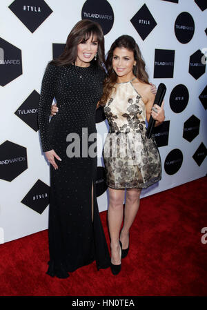 Marie Osmond et Paula Abdul arrivent à la TV Land Awards le 11 avril 2015 à Beverly Hills, Californie. Photo par Francis Specker Banque D'Images