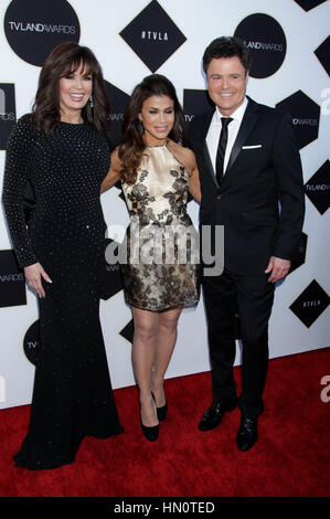 Donny Osmond et Marie Osmond avec Paula Abdul arrivent à la TV Land Awards le 11 avril 2015 à Beverly Hills, Californie. Photo par Francis Specker Banque D'Images