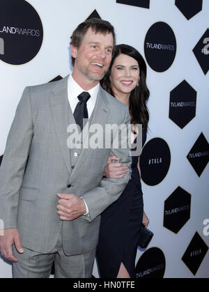 Peter Krause et Lauren Graham arrivent à la TV Land Awards le 11 avril 2015 à Beverly Hills, Californie. Photo par Francis Specker Banque D'Images