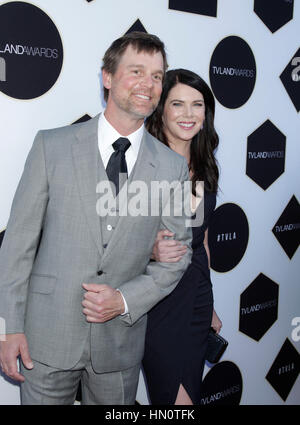 Peter Krause et Lauren Graham arrivent à la TV Land Awards le 11 avril 2015 à Beverly Hills, Californie. Photo par Francis Specker Banque D'Images