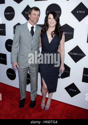 Peter Krause et Lauren Graham arrivent à la TV Land Awards le 11 avril 2015 à Beverly Hills, Californie. Photo par Francis Specker Banque D'Images