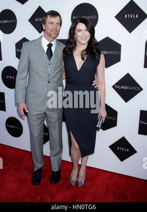 Peter Krause et Lauren Graham arrivent à la TV Land Awards le 11 avril 2015 à Beverly Hills, Californie. Photo par Francis Specker Banque D'Images