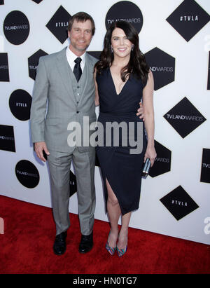 Peter Krause et Lauren Graham arrivent à la TV Land Awards le 11 avril 2015 à Beverly Hills, Californie. Photo par Francis Specker Banque D'Images