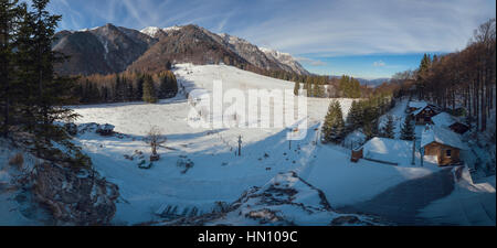 Hiver alpin panorama avec la pittoresque Bergerie Royale (Poiana Stanii Meadow Regale) près de Sinaia, dans les montagnes de Bucegi en Roumanie. Banque D'Images