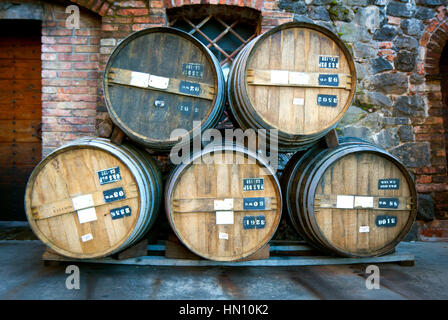 Cinq barils de stockage du vin en bois vintage stacked Banque D'Images