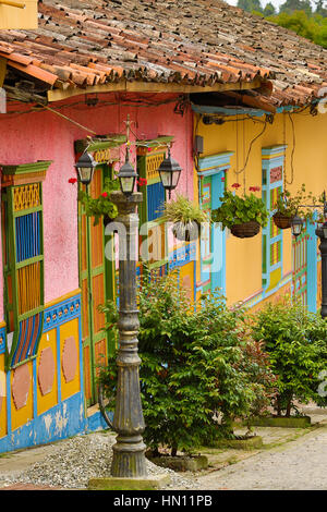 L'architecture coloniale avec des maisons peintes de couleurs vives et rues pavées Banque D'Images