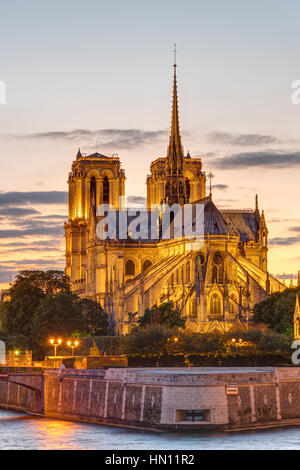 La cathédrale de Notre-Dame de Paris au coucher du soleil Banque D'Images